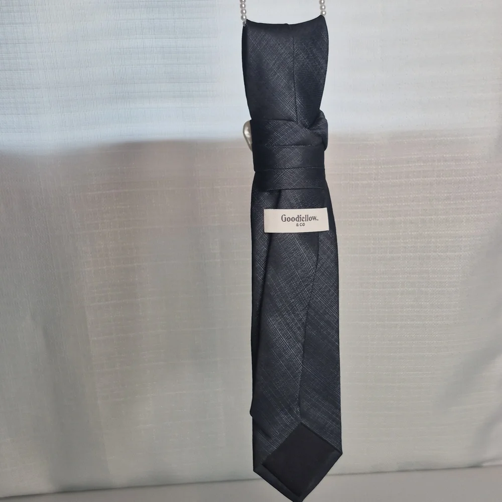 Handcrafted Luxury Fashion Necktie Necklace 📿 (BLACK/WHITE AFFAIR)